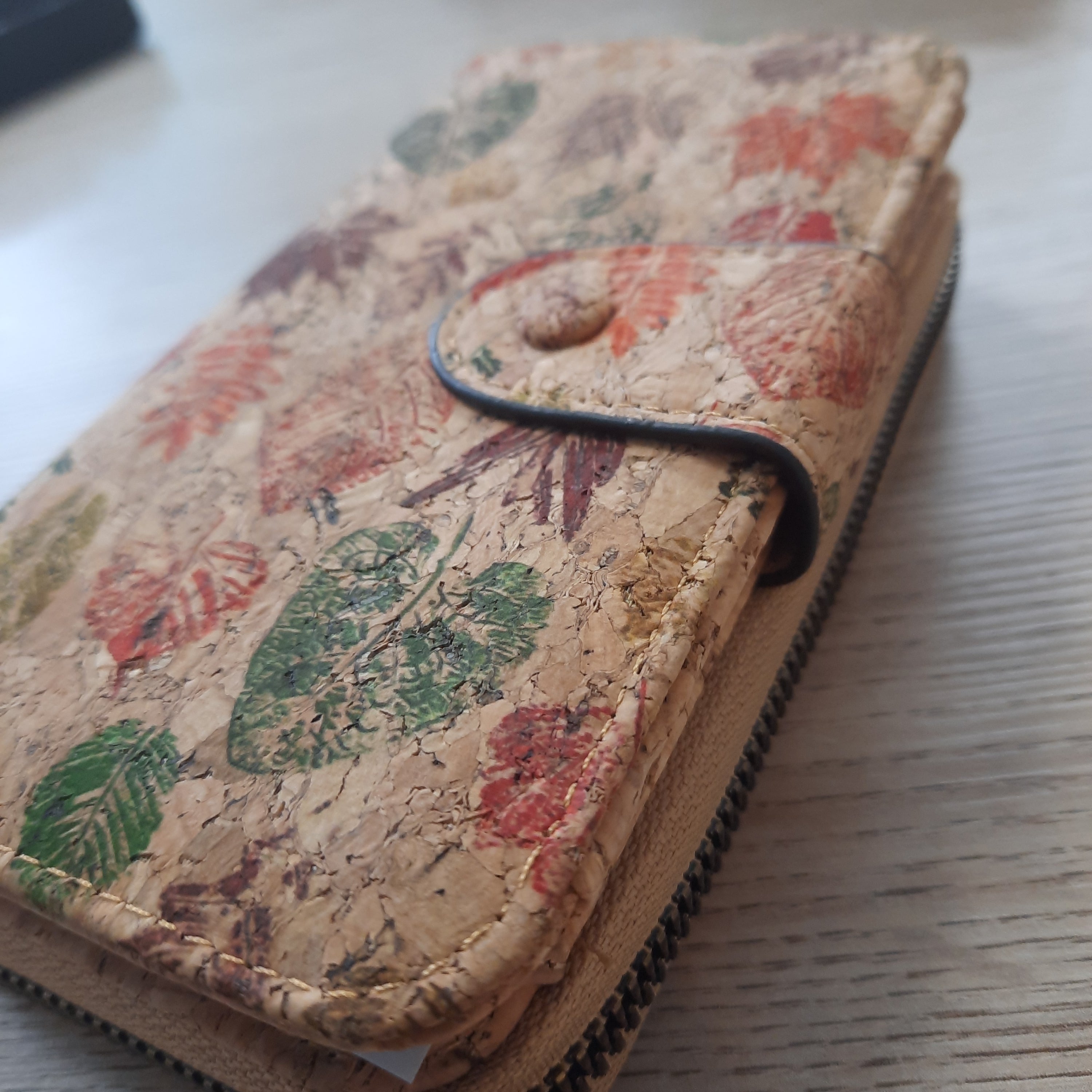 Geldbörse aus Kork mit Blumendruckmustern