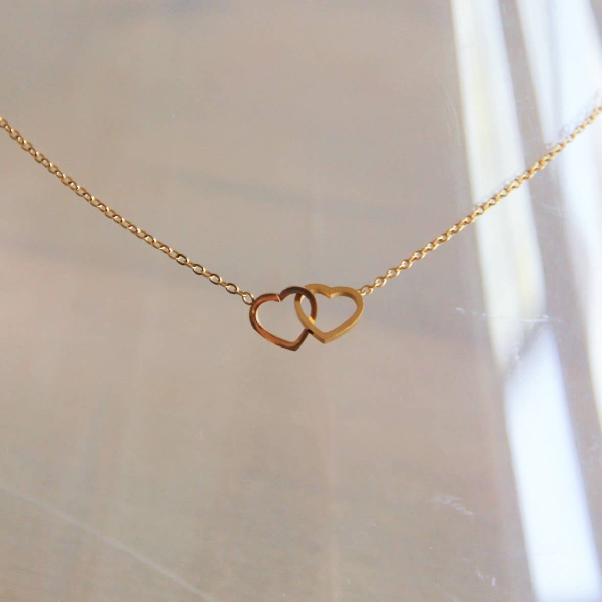Feine Kette aus Edelstahl mit Infinity-Herz-Anhänger — Gold
