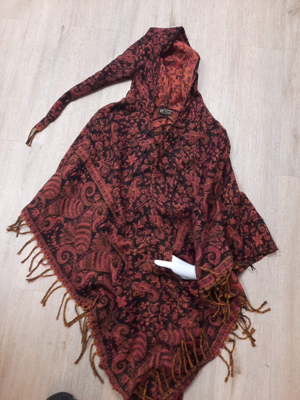 Poncho von Tweedy Clothing Recycling Plastikflaschen Handmade Zipfelmütze 11