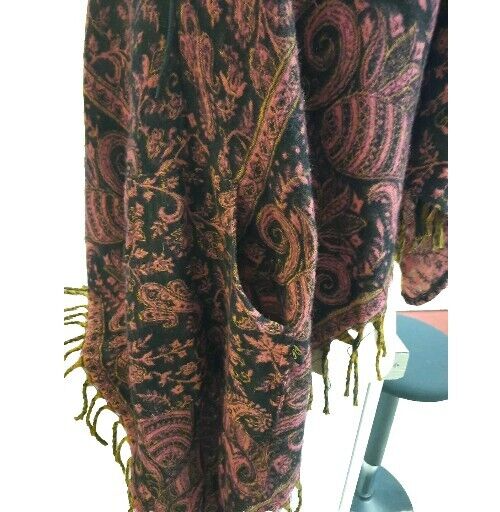 Poncho von Tweedy Clothing Recycling Plastikflaschen Handmade Zipfelmütze 3