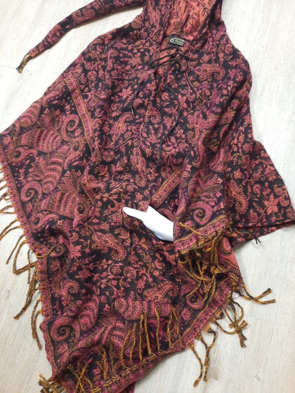 Poncho von Tweedy Clothing Recycling Plastikflaschen Handmade Zipfelmütze 13