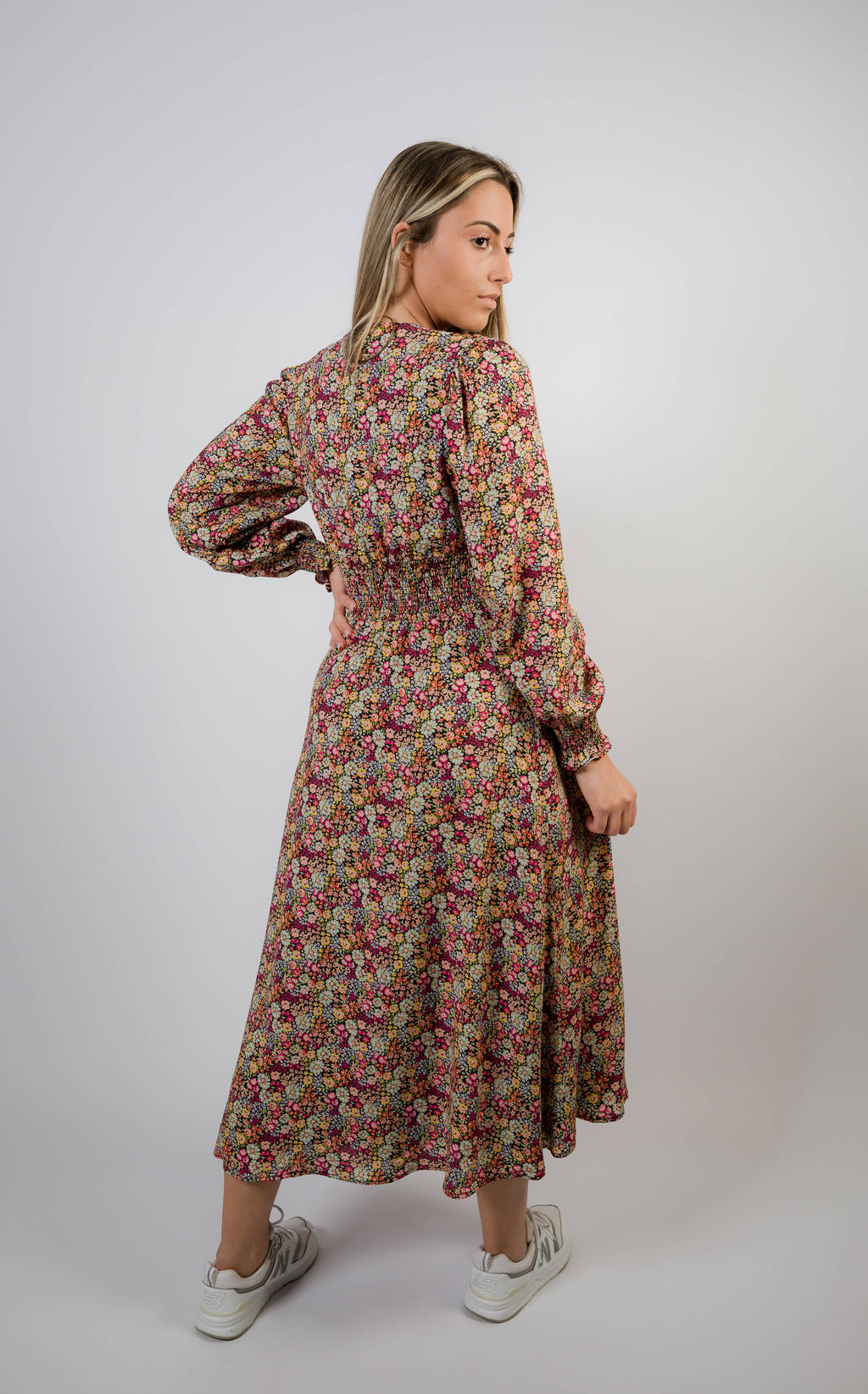 Faltenkleid mit Blumenmuster verspielt