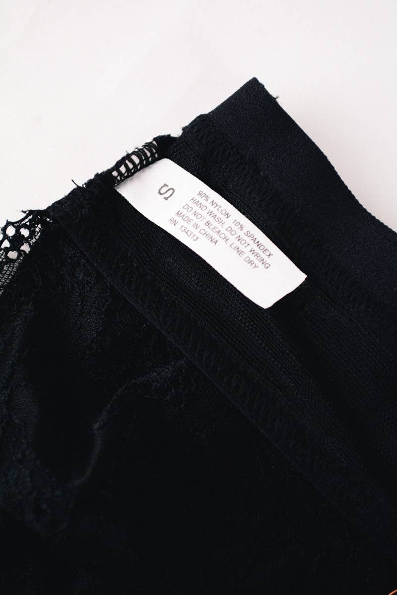 Spitzen-Bralette mit Kreuzriemen in der Mitte 😁: Schwarz / S