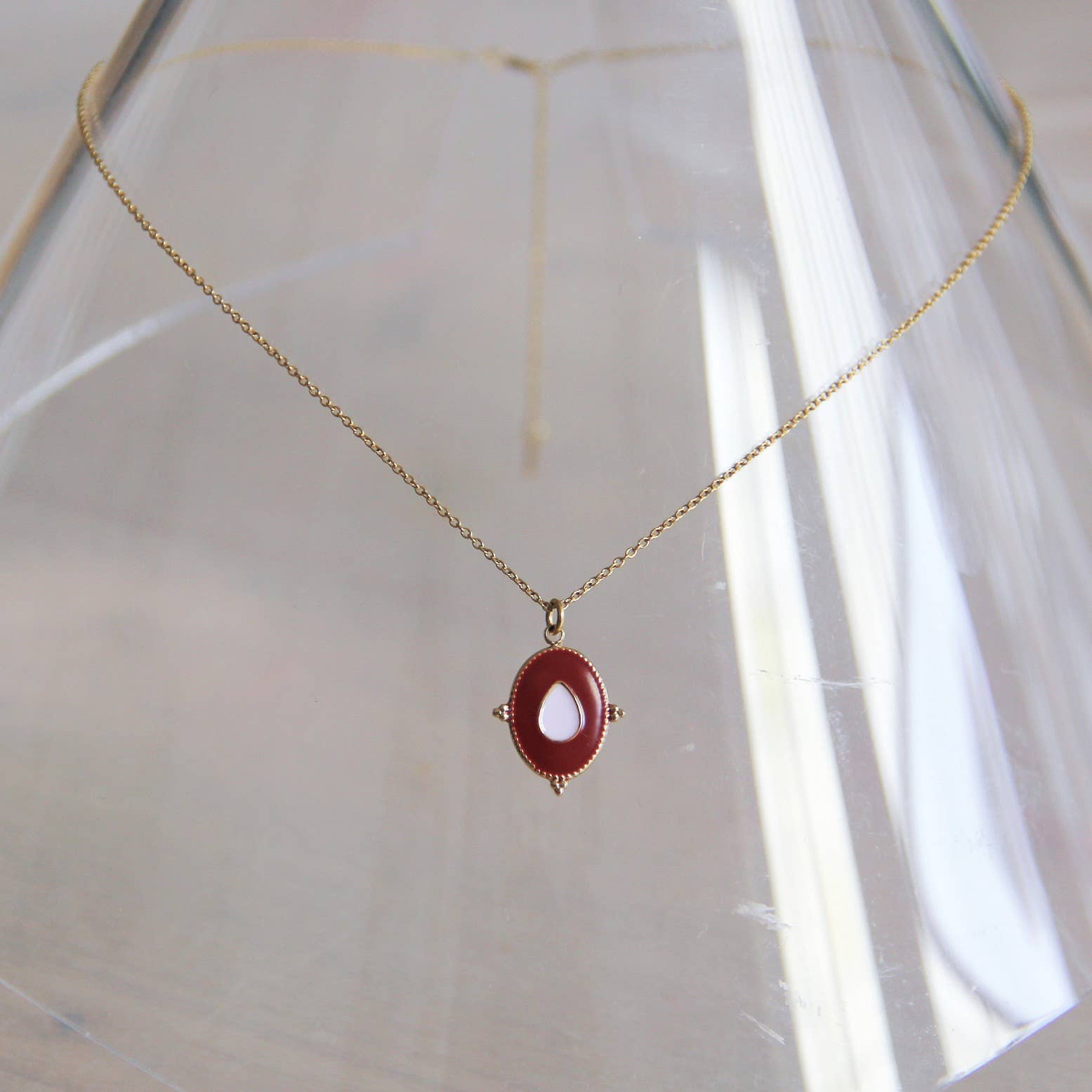 Bazou Feine Edelstahlkette mit ovalem Anhänger — rosa/rot