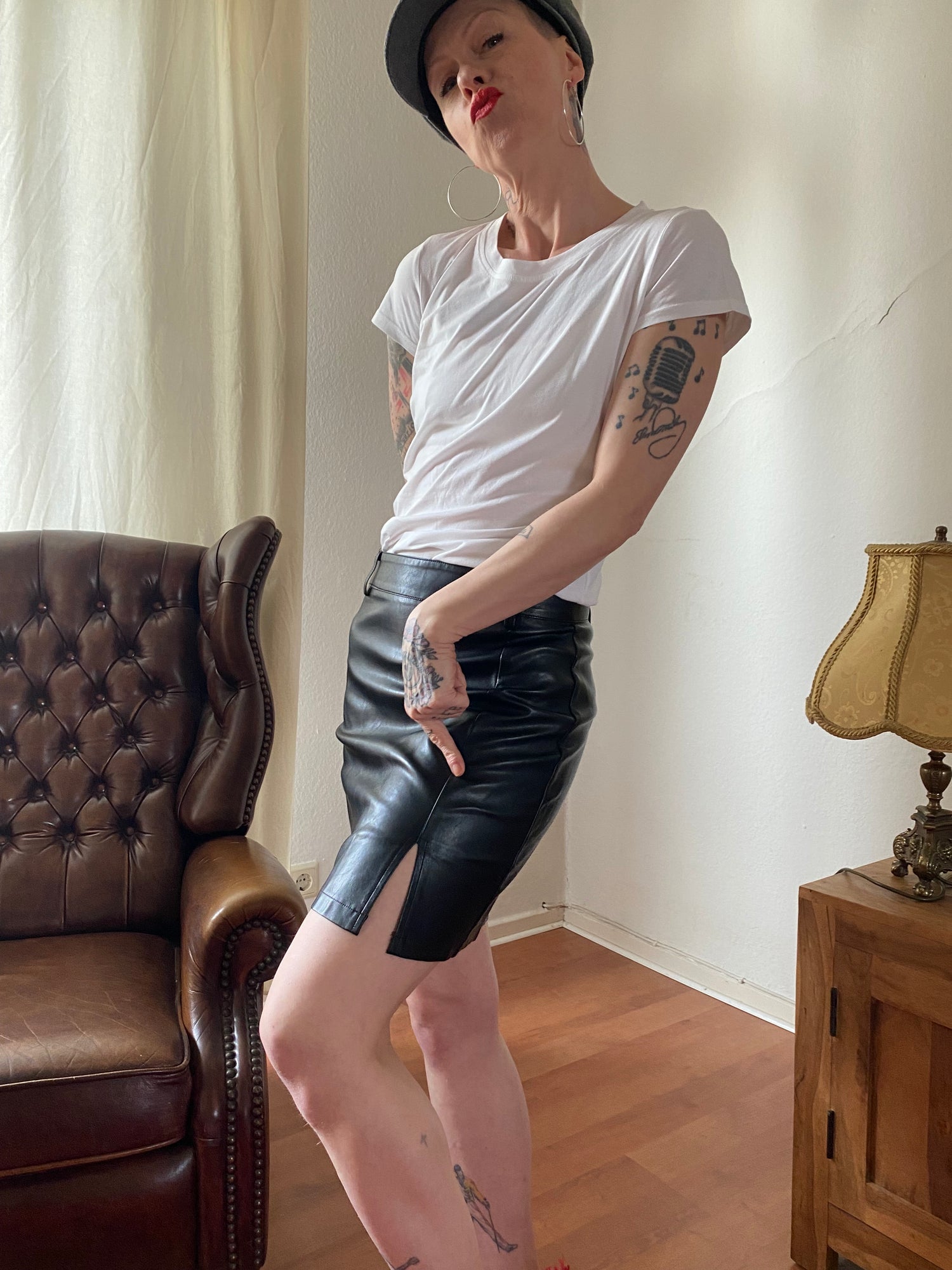 Du hast das berühmte Nichtsanzuziehen? Oder keine Lust auf Überlegen? Oder magst die Zeit nicht mit Wühlen verbringen? Hier findest Du Outfits, die so keiner hat…. nie outdated, weil zeitlos… und second hand…viel Spass beim Gucken und Finden!  Dein Körnertopf Team  P.S.: Unser Model ist 1,72m gross und Grösse M ist genau ihr Ding.