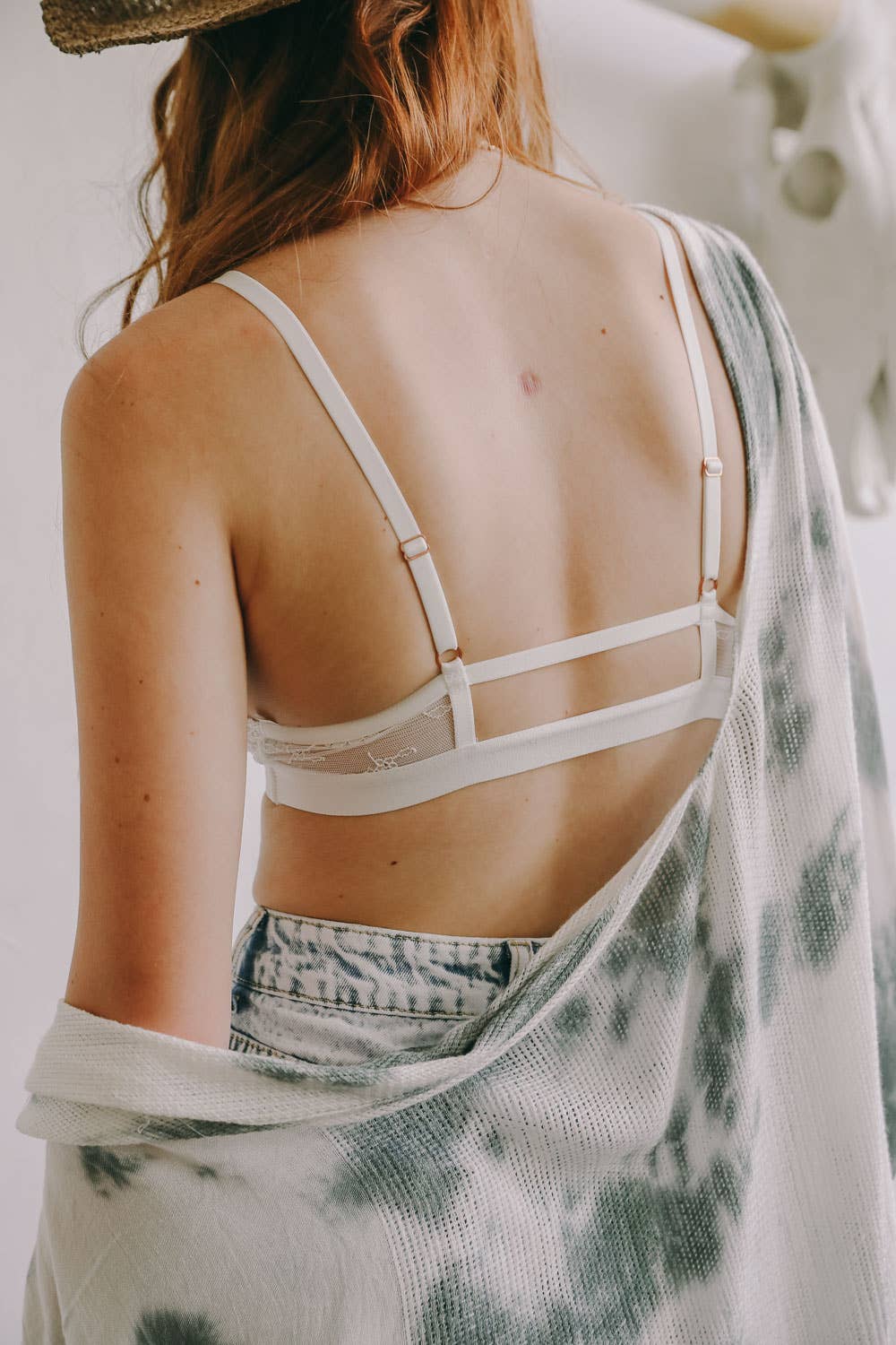 Spitzen-Bralette mit Kreuzriemen in der Mitte 😁: Schwarz / M