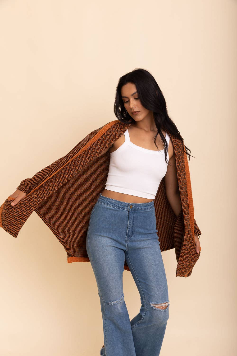 Poncho Kuscheliger Strickschal über der Schulter: Kamel