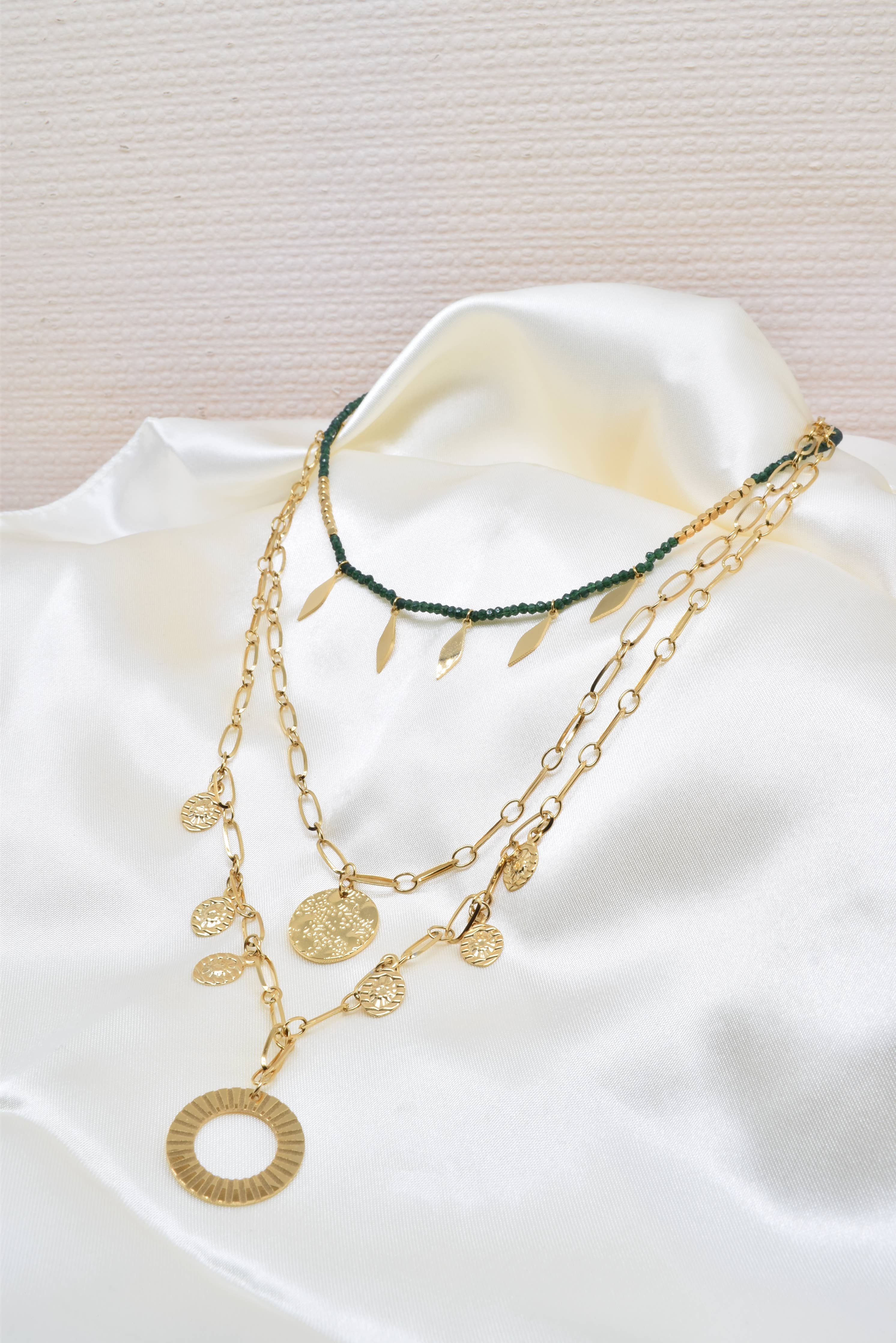 Dreireihige Halskette aus goldfarbenem Stahl mit Kristallen