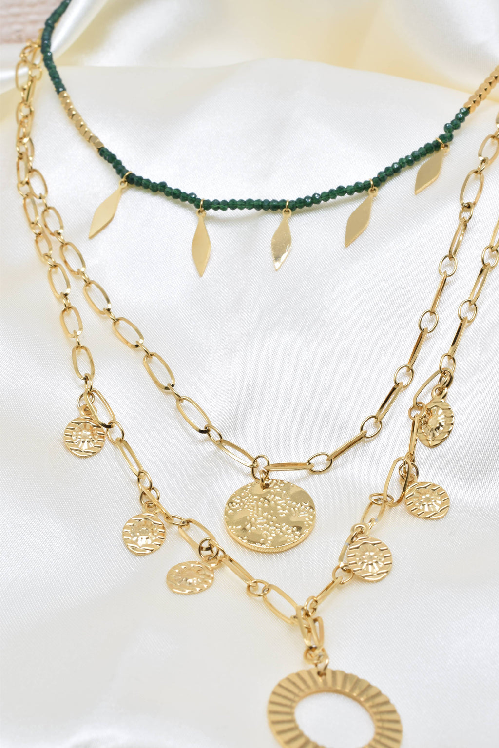 Dreireihige Halskette aus goldfarbenem Stahl mit Kristallen