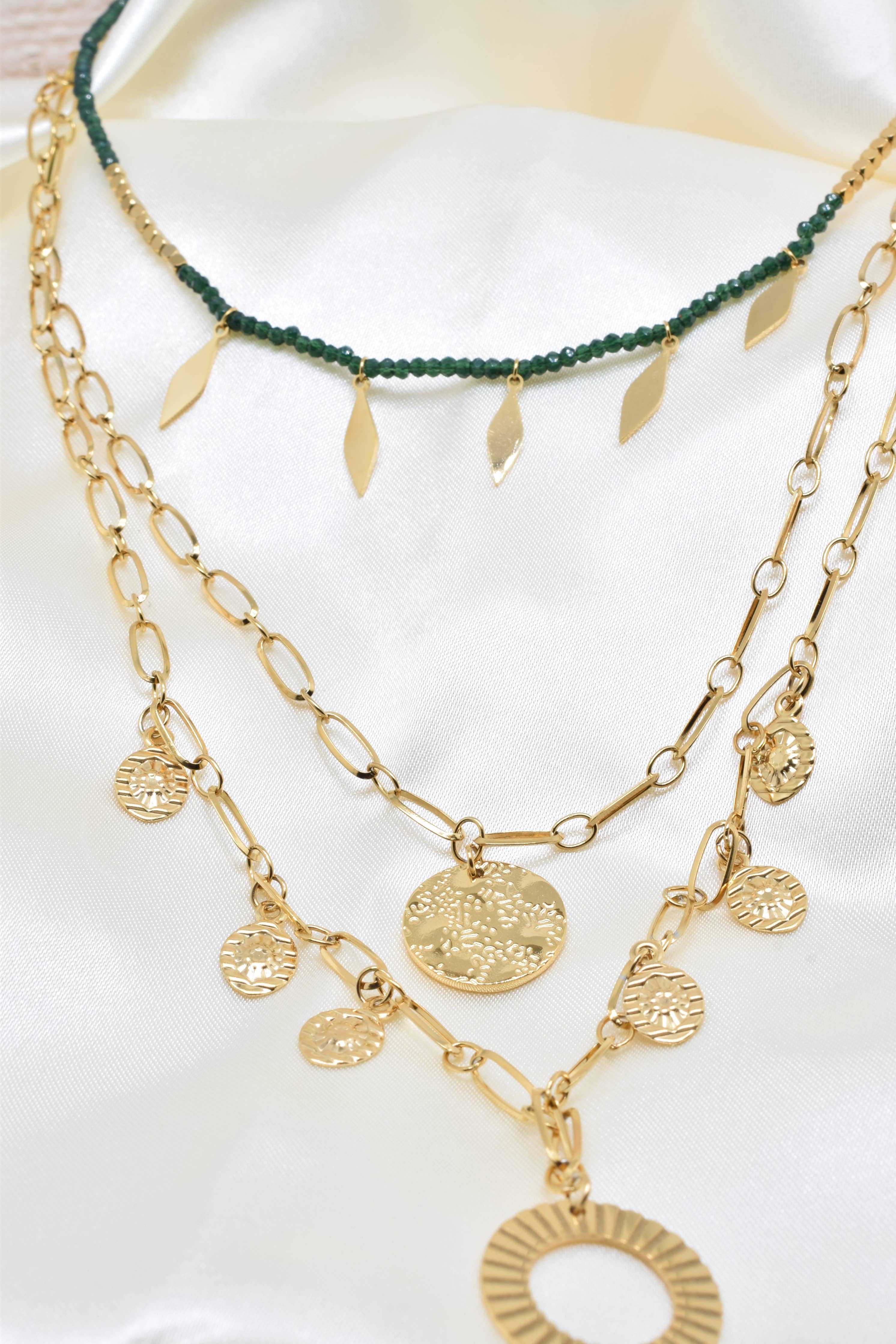 Dreireihige Halskette aus goldfarbenem Stahl mit Kristallen