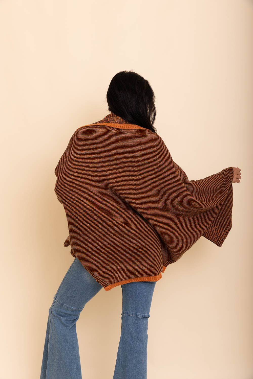 Poncho Kuscheliger Strickschal über der Schulter: Kamel