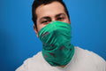 Grünes Tiermuster-Bandana aus recyceltem Polyester