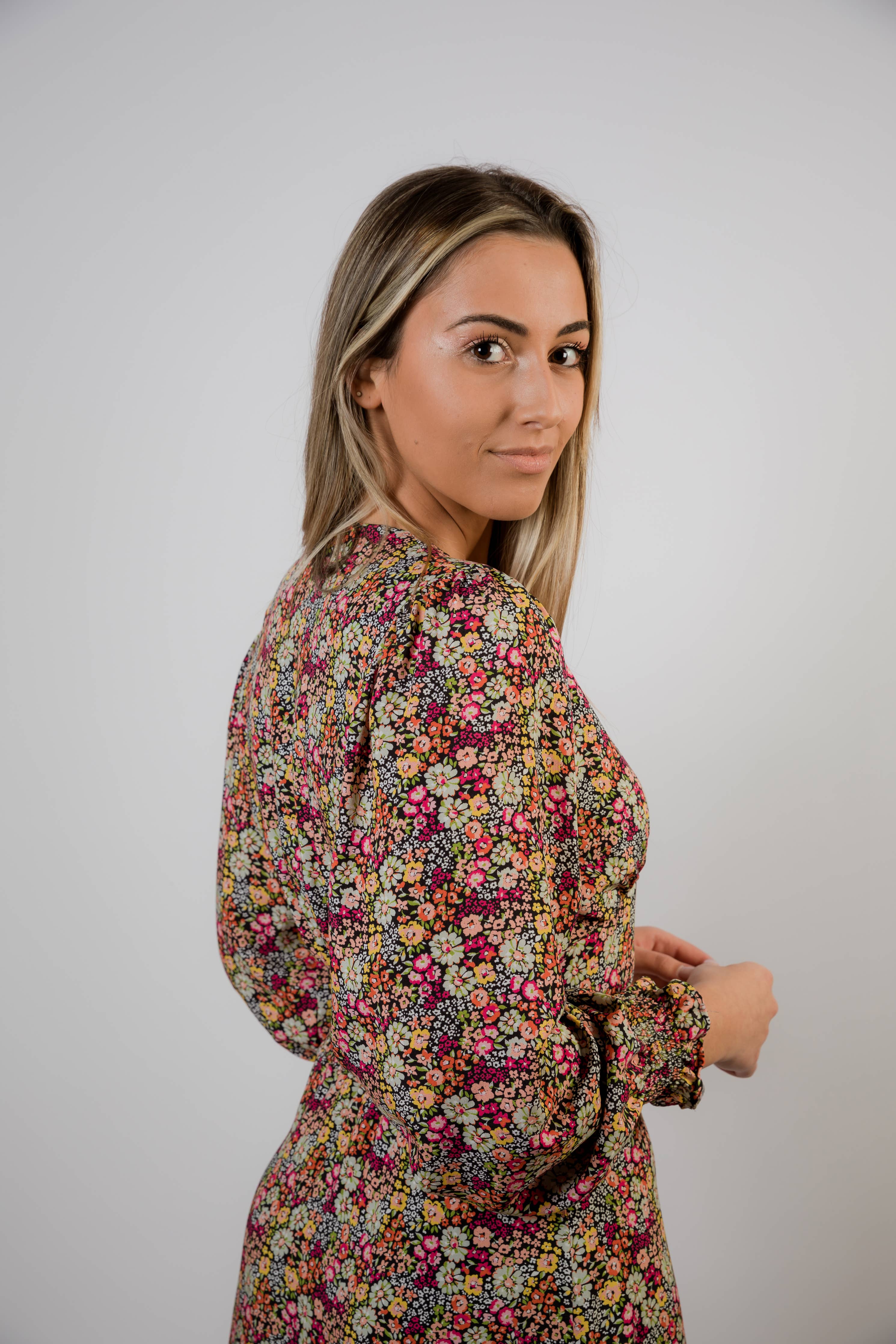 Faltenkleid mit Blumenmuster verspielt