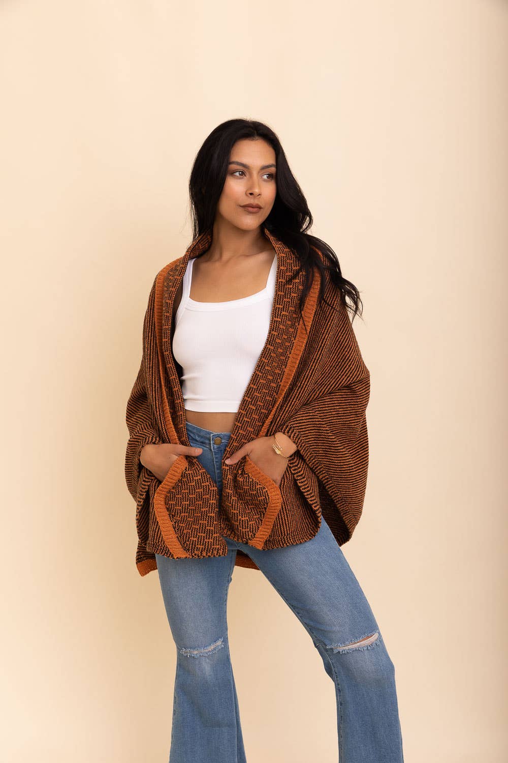 Poncho Kuscheliger Strickschal über der Schulter: Kamel