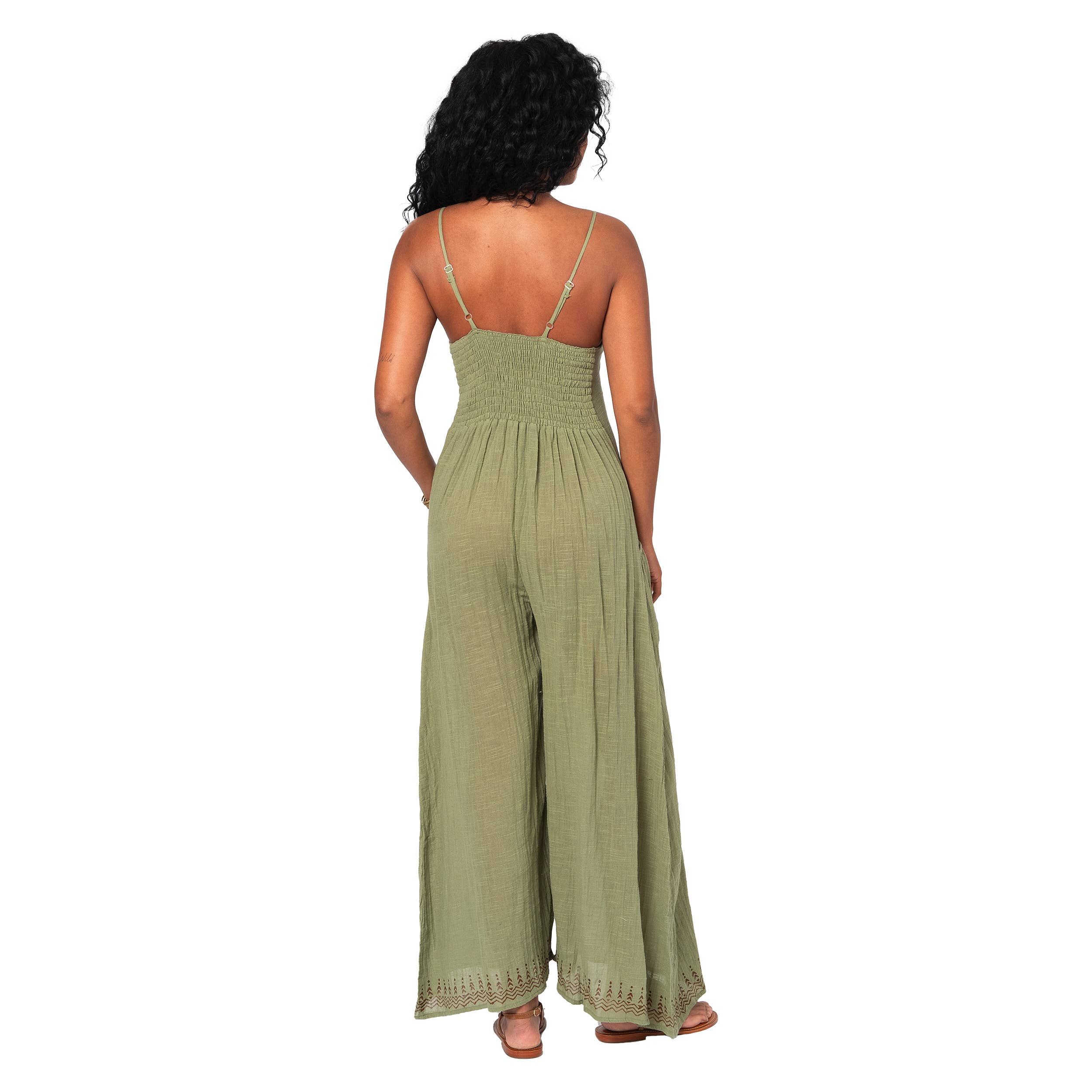 Ärmelloser sommerlicher Jumpsuit mit langen Beinen