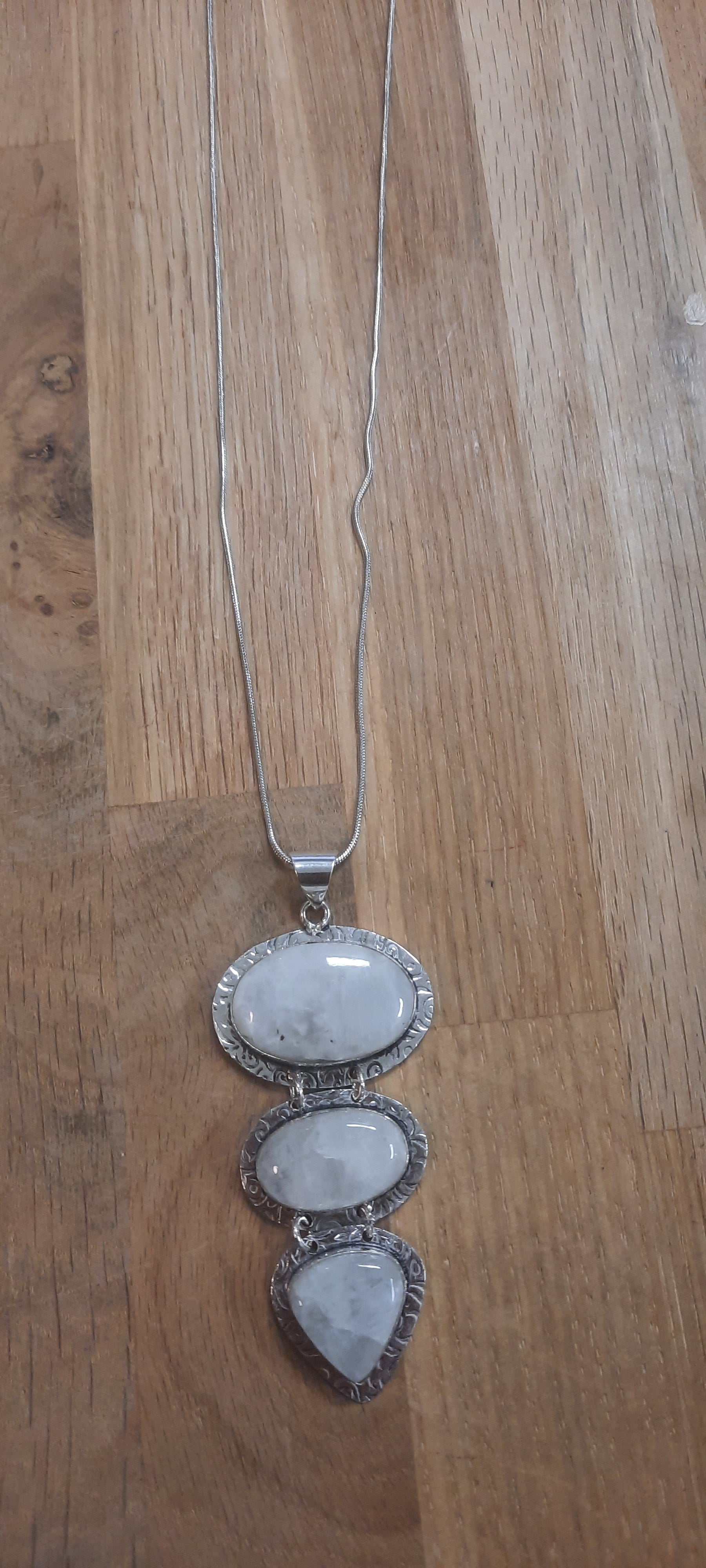 Kette mit Mondstein-Anhänger