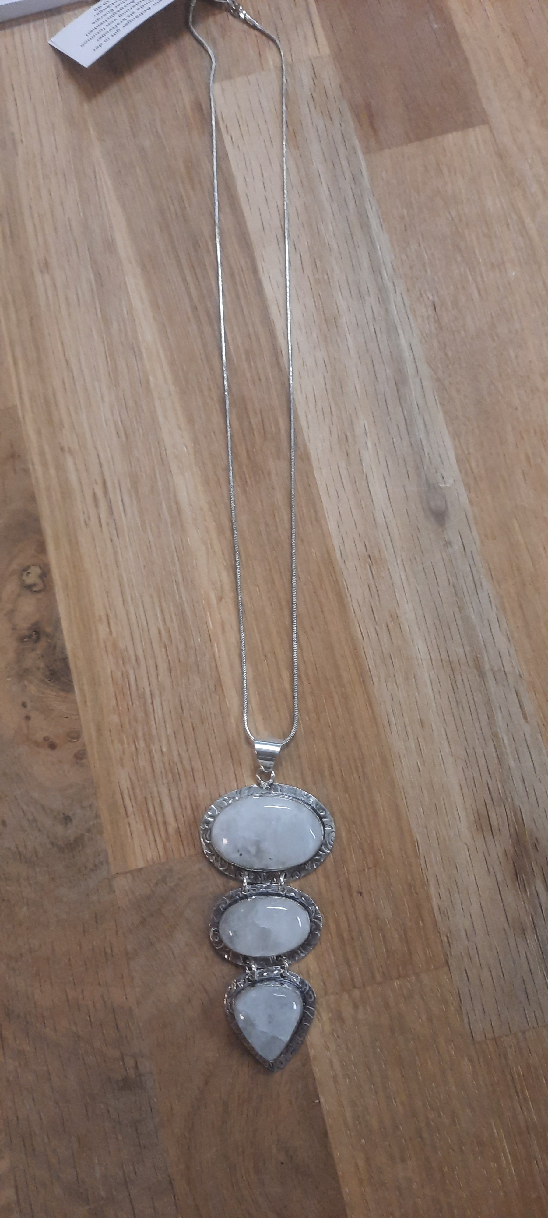 Kette mit Mondstein-Anhänger