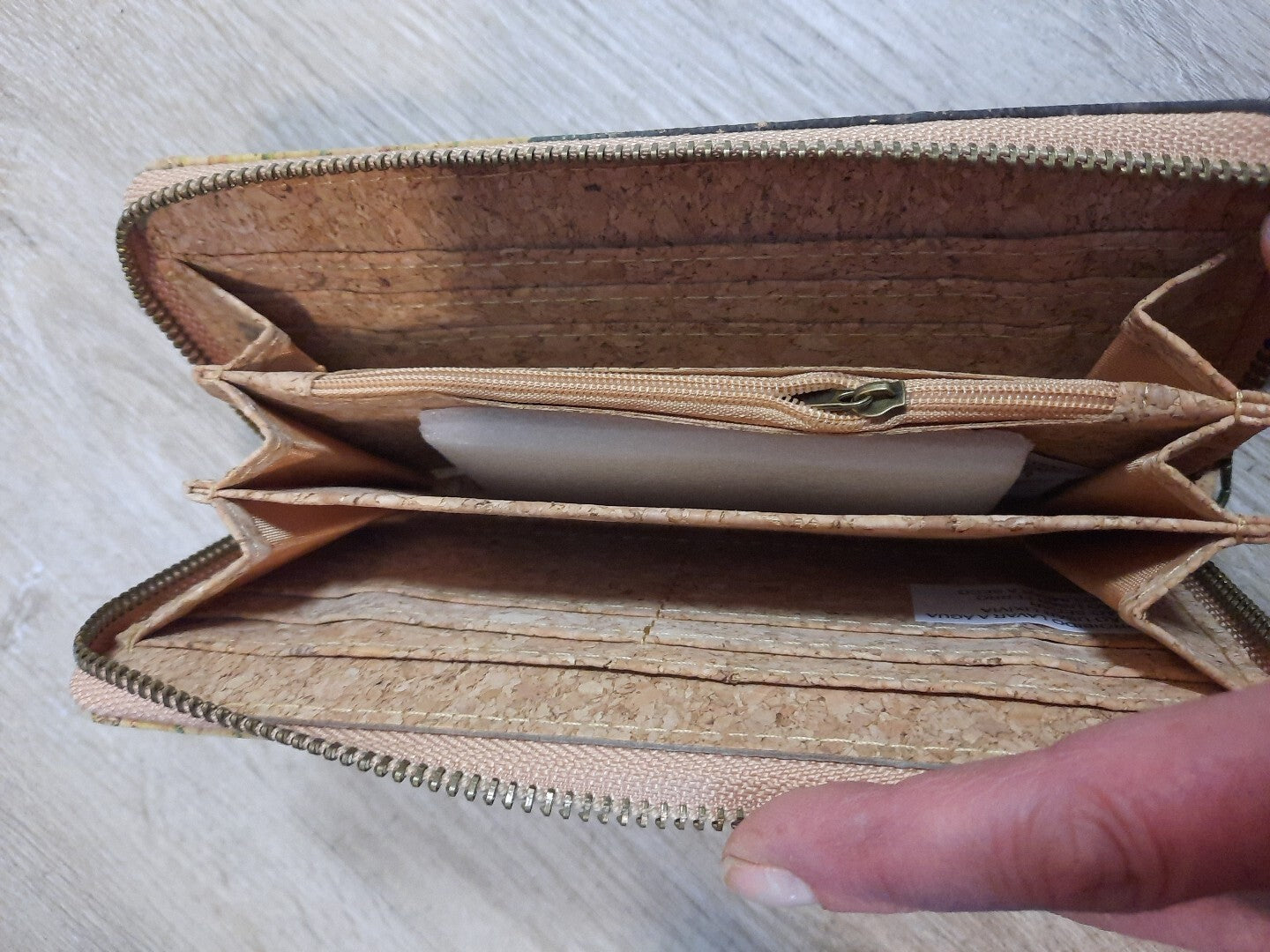 Meninas Bonitas Cork Frida Geldbörse mit Reißverschluss aus Kork