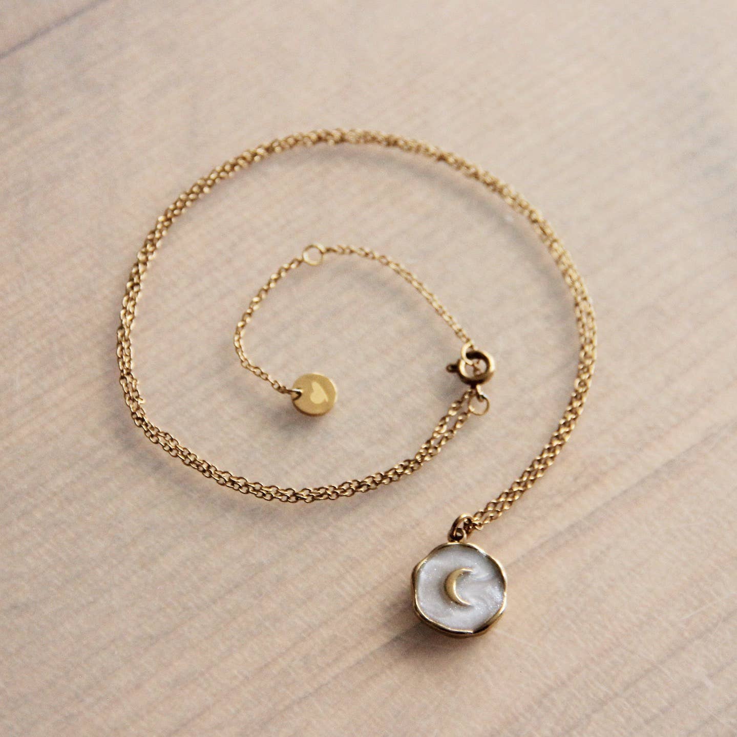 Feine Edelstahlkette mit Mond - Perle/Gold