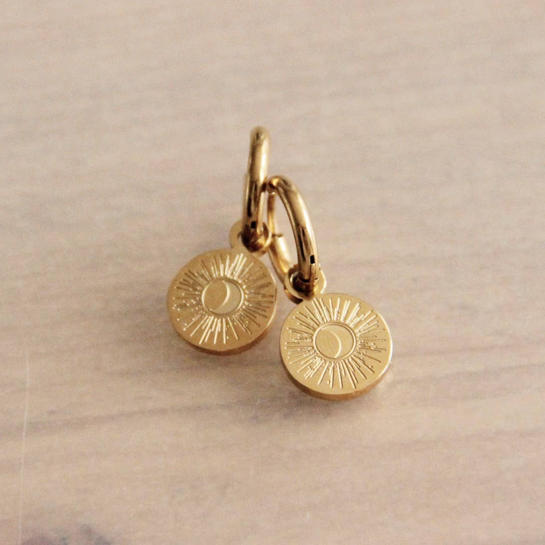 Edelstahlcreolen mit Charm 'Moon & Sun'