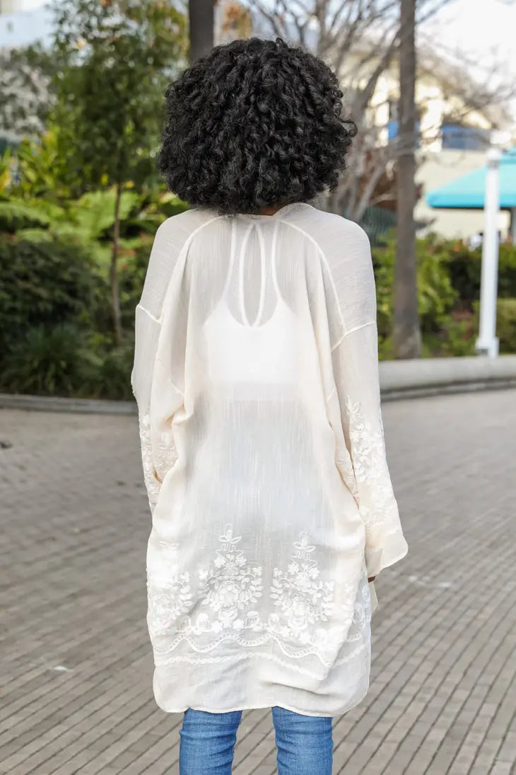 Leichter Kimono mit gesticktem Blumen